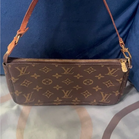🌟 Authentic Louis Vuitton Pochette Accessoires – Classic Monogram 🌟 - Picture 2 of 16